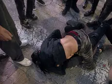 Un fermo immagine della rissa
