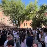 Gli studenti nel cortile del liceo Benedetti Tommaseo dopo l'allarme bomba