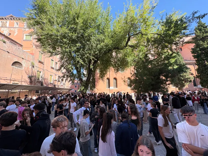 Gli studenti nel cortile del liceo Benedetti Tommaseo dopo l'allarme bomba