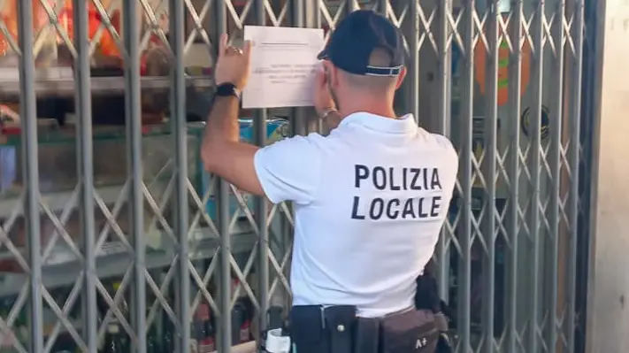 La polizia locale ha messo i sigilli a un bar a San Geremia