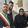 Rachida Riadi con il figlio e il sindaco di Cadoneghe Marco Schiesaro (foto Piran)