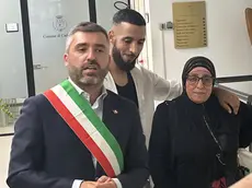 Rachida Riadi con il figlio e il sindaco di Cadoneghe Marco Schiesaro (foto Piran)