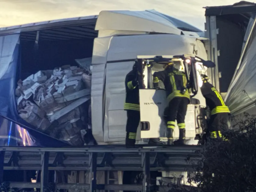 L'intervento dei vigili del fuoco in A4 per il tamponamento tra tir