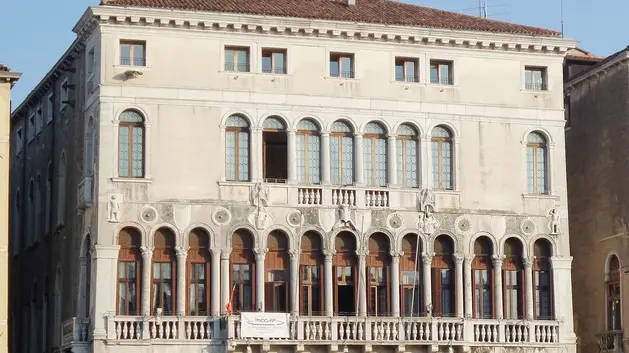 Ca' Farsetti, affacciato sul Canal Grande