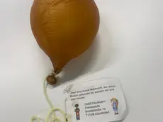 Il palloncino atterrato vicino alla scuola primaria di Majano