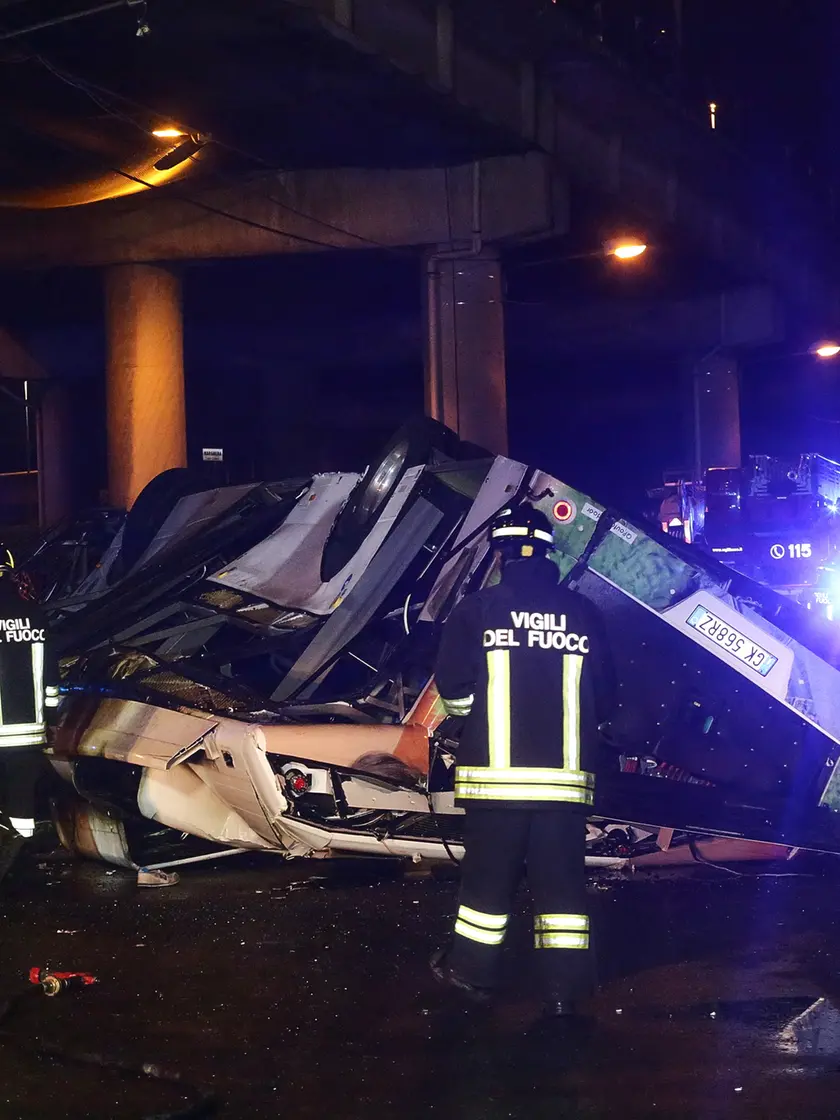 I pompieri sul luogo del disastro dopo la caduta del bus