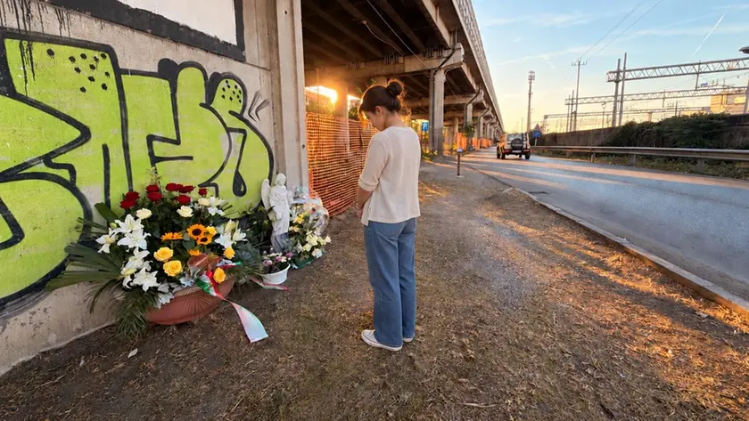 In preghiera sul luogo della strage (foto Pòrcile)