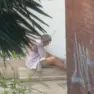 Un uomo mentre consuma la dose ai Tolentini