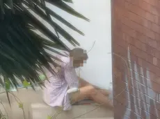 Un uomo mentre consuma la dose ai Tolentini
