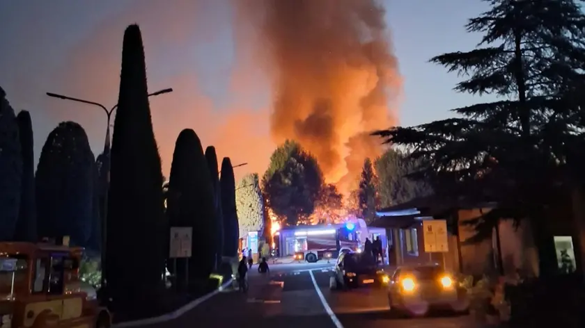 L'incendio al campeggio Bella Italia a Peschiera del Garda