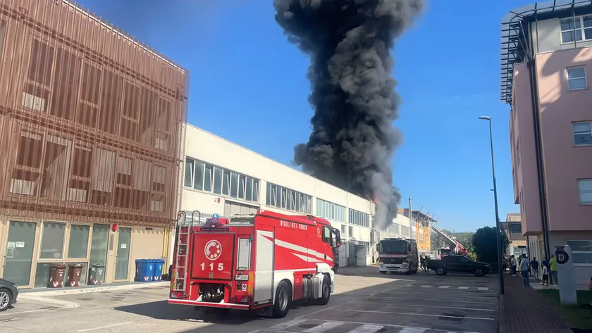 L'incendio in zona industriale a Silea
