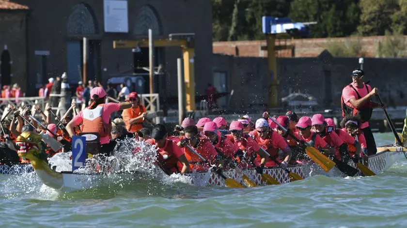 Una squadra al femminile durante una gara