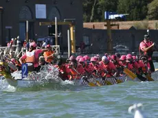 Una squadra al femminile durante una gara