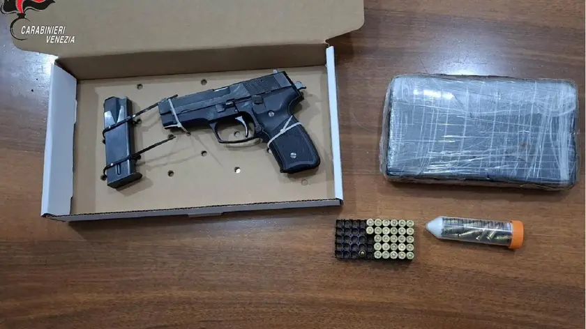 La pistola 7,65 con la matricola abrasa sequestrata