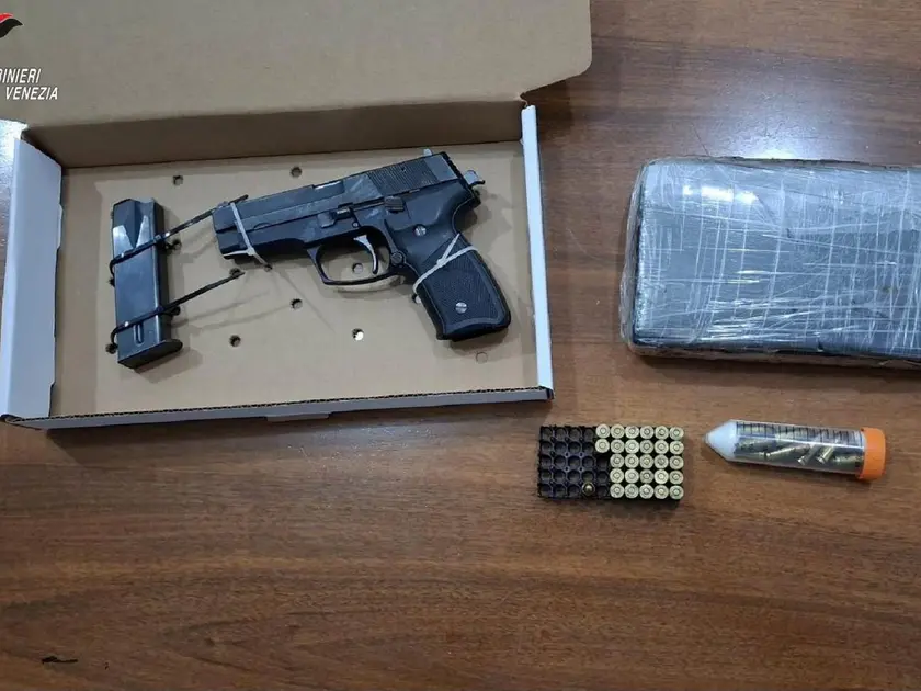 La pistola 7,65 con la matricola abrasa sequestrata