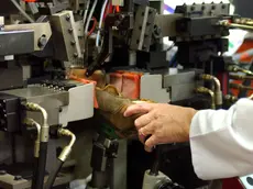Un operaio al lavoro in un’azienda di calzature