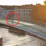 Un porter abusivo all’alba sul ponte di Calatrava