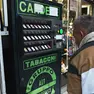 Il tentato furto con la scusa della richiesta d’aiuto al distributore automatico di sigarette