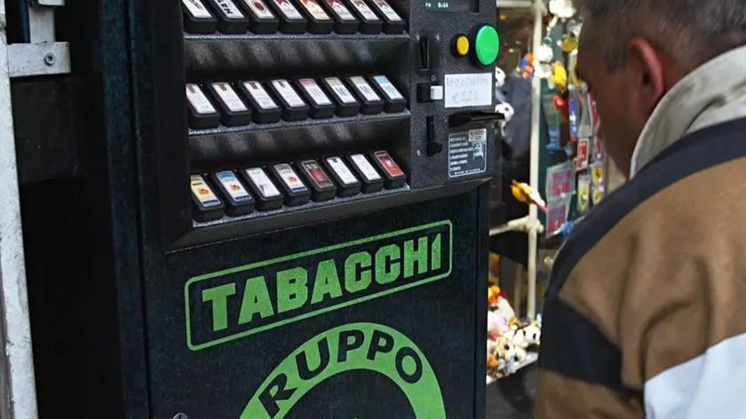 Il tentato furto con la scusa della richiesta d’aiuto al distributore automatico di sigarette