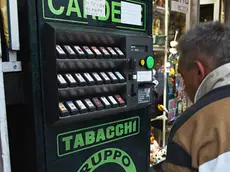 Il tentato furto con la scusa della richiesta d’aiuto al distributore automatico di sigarette