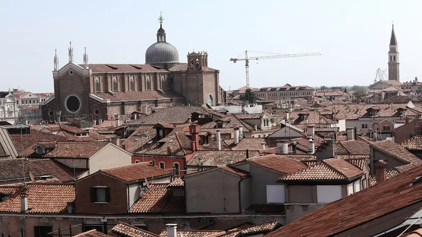I tetti di Venezia con la basilica dei santi Giovanni e Paolo