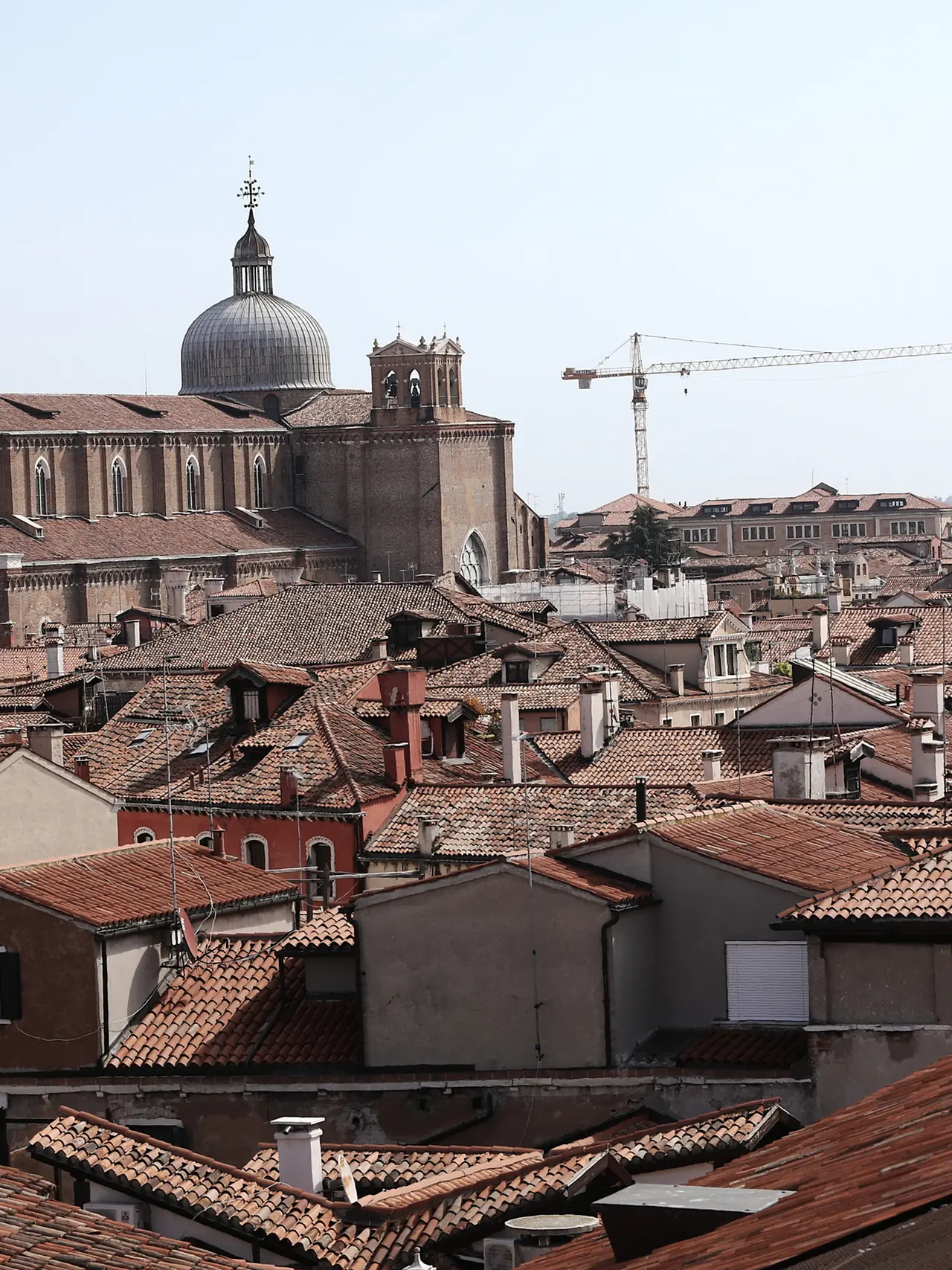 I tetti di Venezia con la basilica dei santi Giovanni e Paolo