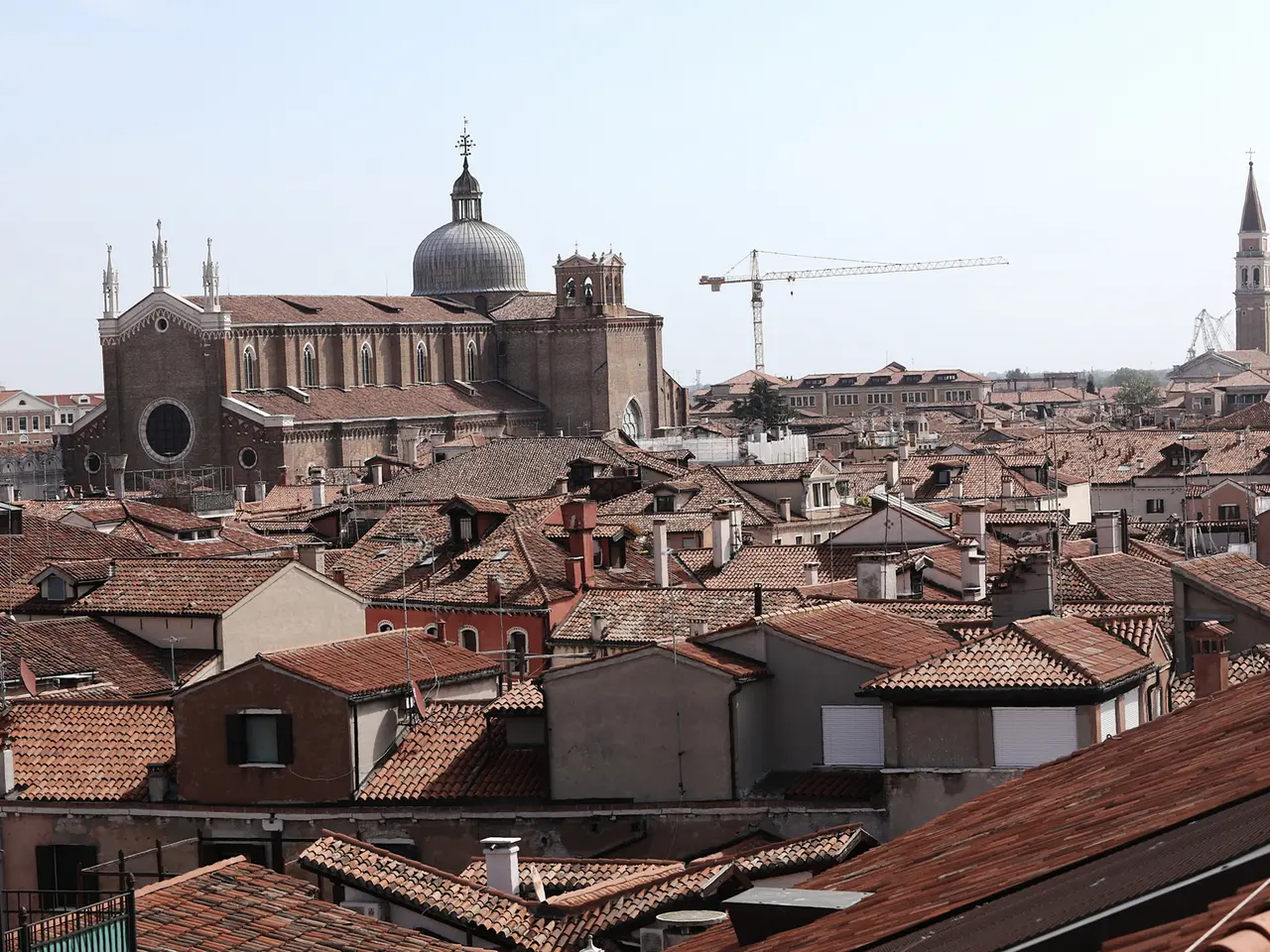 I tetti di Venezia con la basilica dei santi Giovanni e Paolo