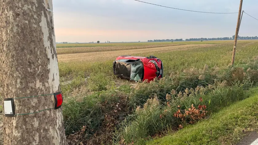 La Renault finita nel campo