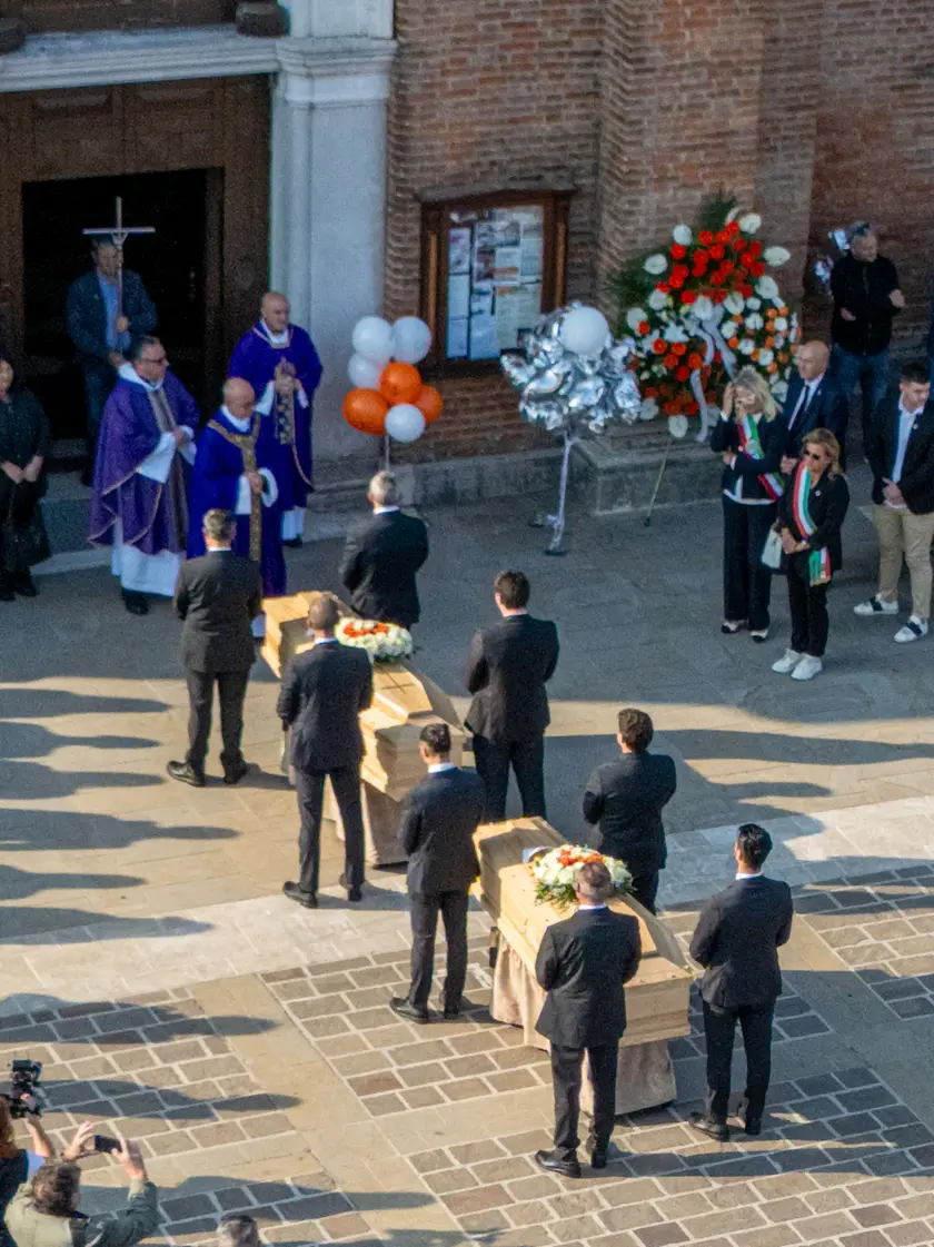 I feretri di Sean Michieli, 25 anni, e Gabriella Querino Elorriaga, 26 (foto Bortoluzzi)
