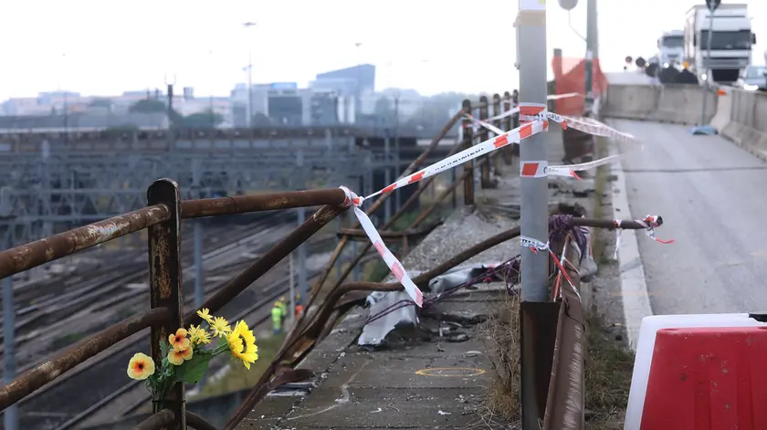Un mazzo di fiori sul luogo della strage