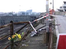 Un mazzo di fiori sul luogo della strage