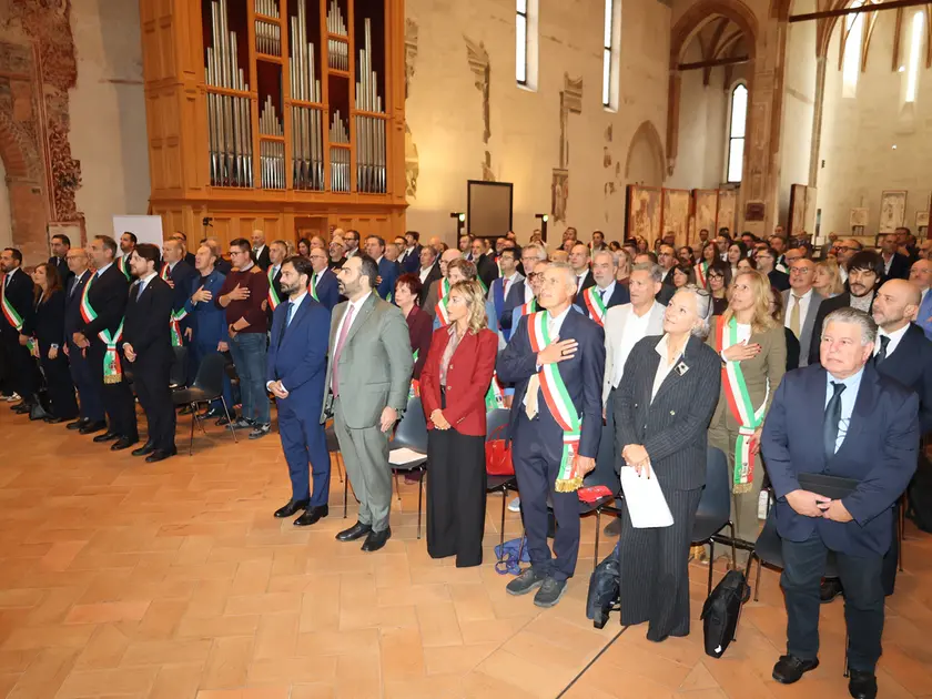 I sindaci veneti cantano l’inno di Mameli durante l’assemblea dell’Anci regionale