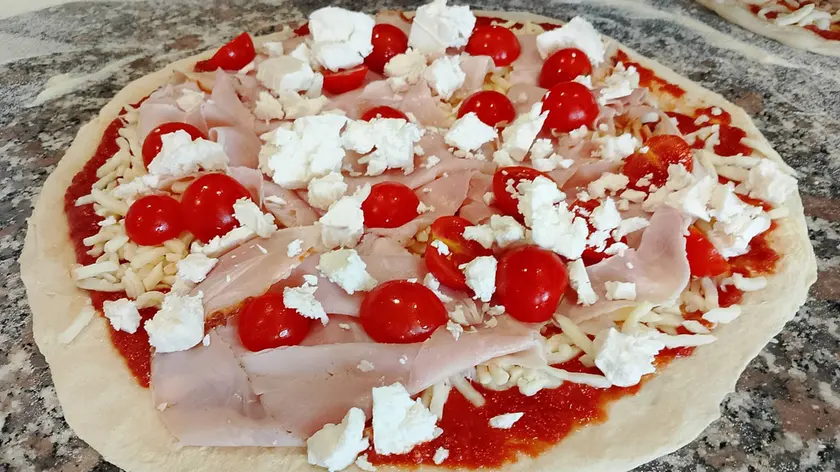 Una pizza postata sui profili social del locale vandalizzato