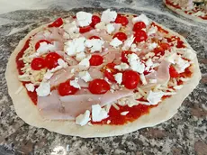 Una pizza postata sui profili social del locale vandalizzato