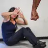 Colpisce la fidanzata con un pugno durante una lite