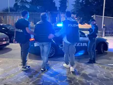 Luciano Donadio si consegna agli ufficiali di polizia