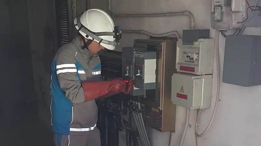 Un intervento di un tecnico di Enel