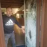 La porta abbattuta a mazzate