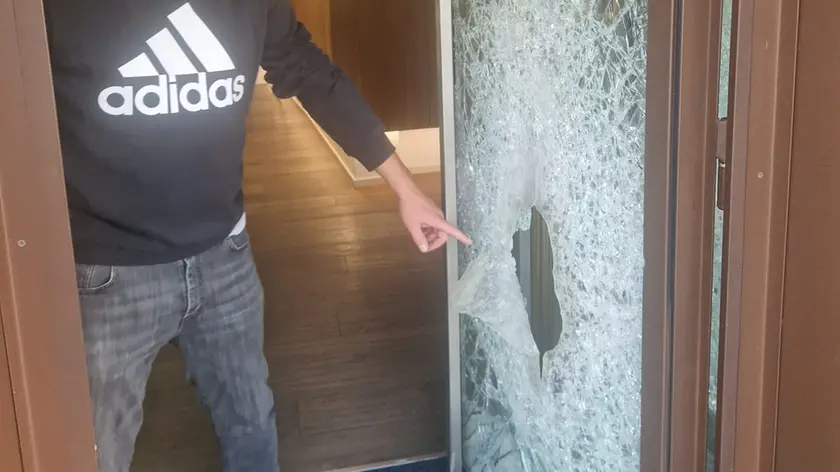 La porta abbattuta a mazzate