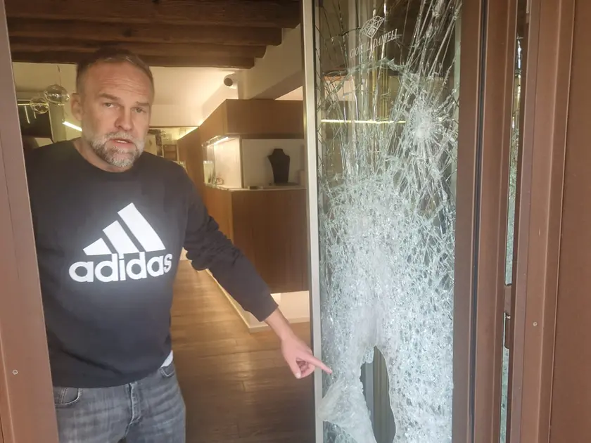 La porta abbattuta a mazzate