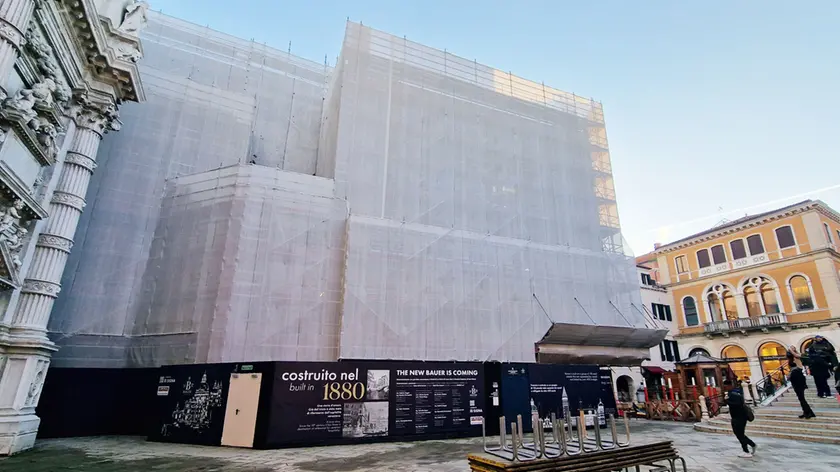 L’hotel Bauer di Venezia è da anni un cantiere aperto: l’apertura slitta al 2029