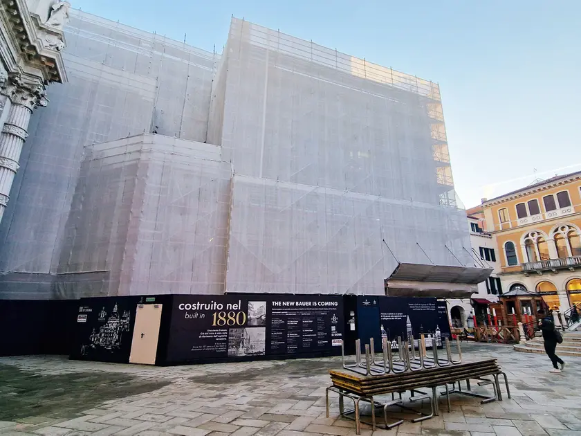 L’hotel Bauer di Venezia è da anni un cantiere aperto: l’apertura slitta al 2029