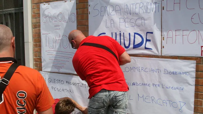 Una protesta dei pescatori contro il caro di gasolio