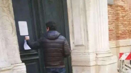 Uno dei volantini appesi ai portoni delle chiese veneziane nel 2019