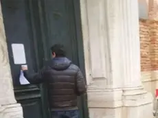Uno dei volantini appesi ai portoni delle chiese veneziane nel 2019