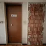 Una porta sigillata alle “case verdi” (foto Pòrcile)