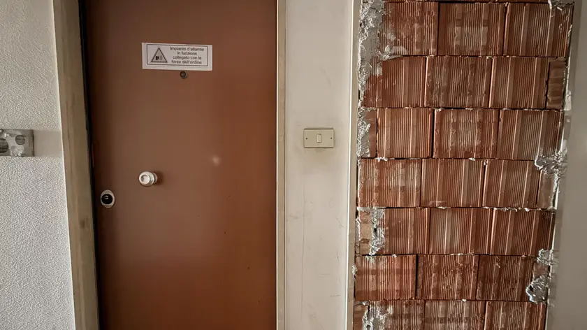 Una porta sigillata alle “case verdi” (foto Pòrcile)