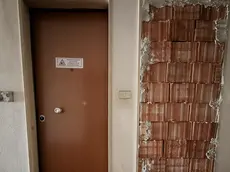Una porta sigillata alle “case verdi” (foto Pòrcile)