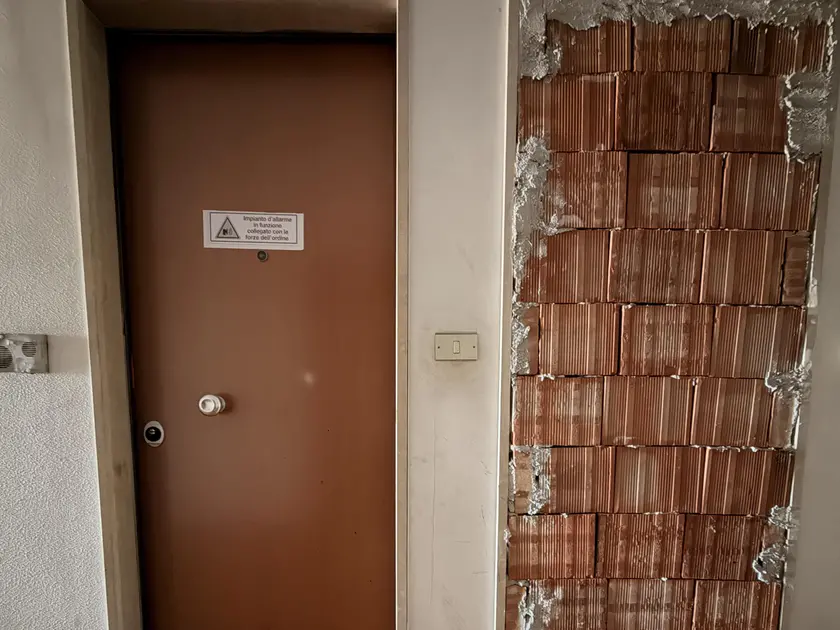 Una porta sigillata alle “case verdi” (foto Pòrcile)