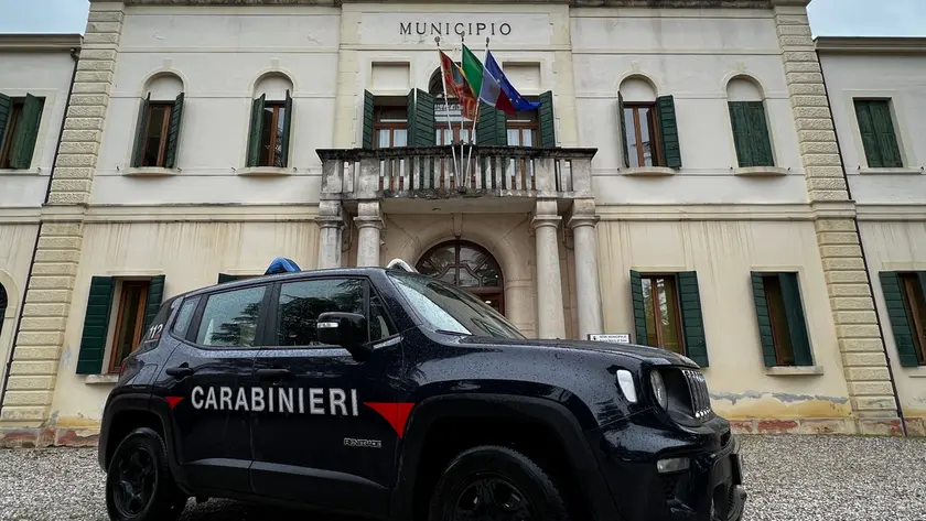 I carabinieri davanti al municipio di Santa Maria di Sala